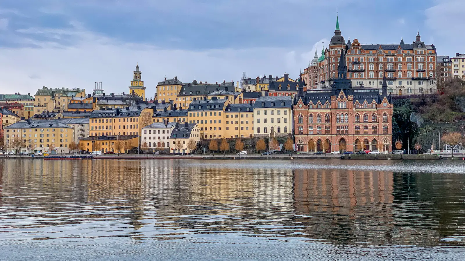 Svensk stadsbebyggelse vid vattnet en klar dag.
